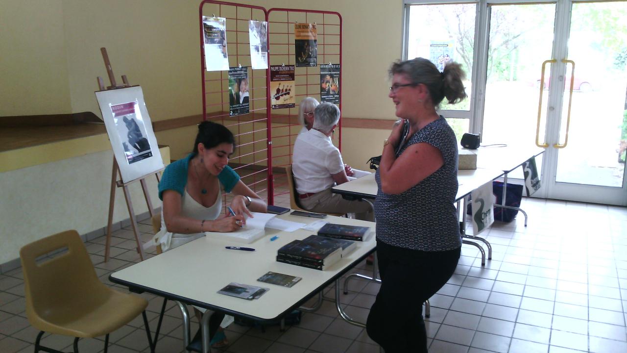 Ariane Bricard sur le stand Chemin des Arts