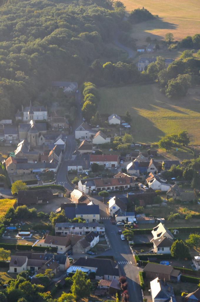 Le bourg de Lavardin vu depuis une montgolfière -sept 2013